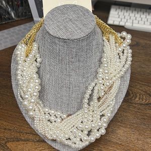Chunky pearl and gold necklace and earrings set!